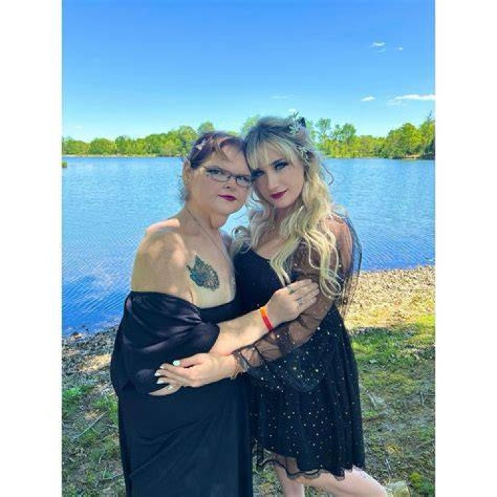 Cameras capture emotional Slaton in black dress at heartfelt service