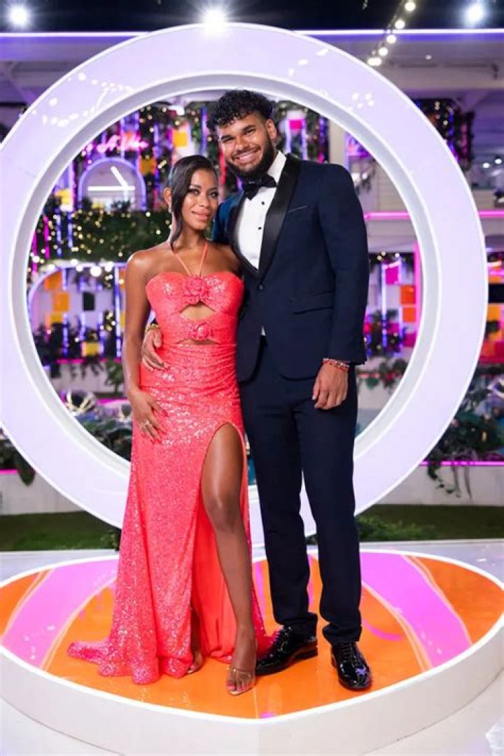 Dee Espinal’s Girlfriend: Who is Dee Espinal Dating?