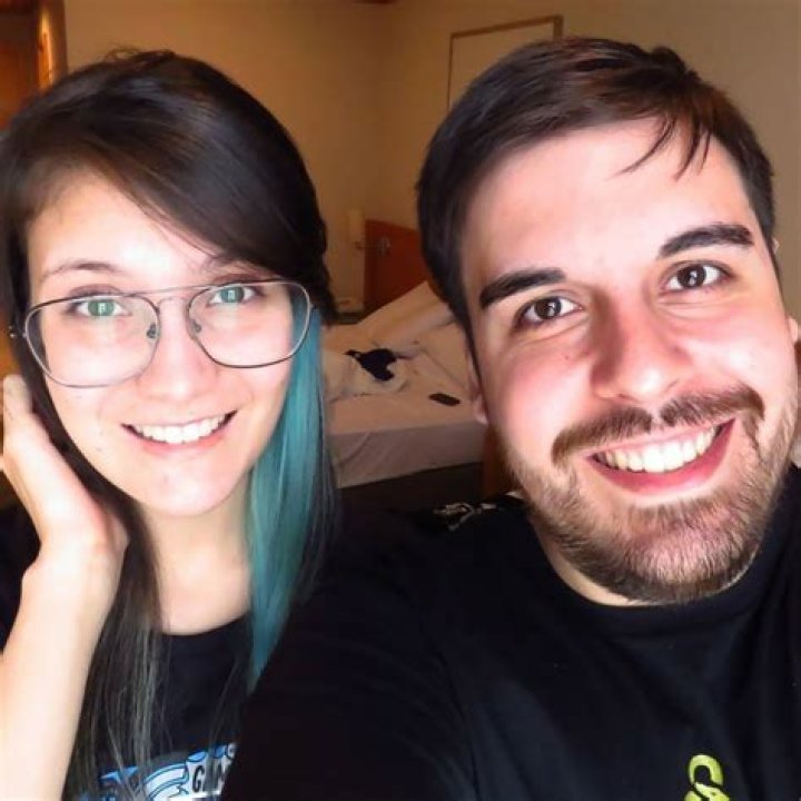 Dinha Dois Marmotas’s Boyfriend: Who is Dinha Dois Marmotas Dating?