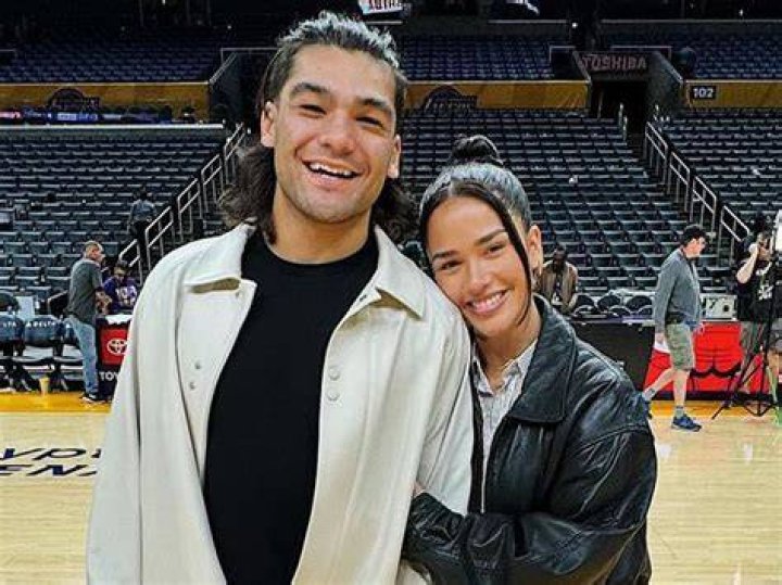 Hallie Bateman’s Boyfriend: Who is Hallie Bateman Dating?