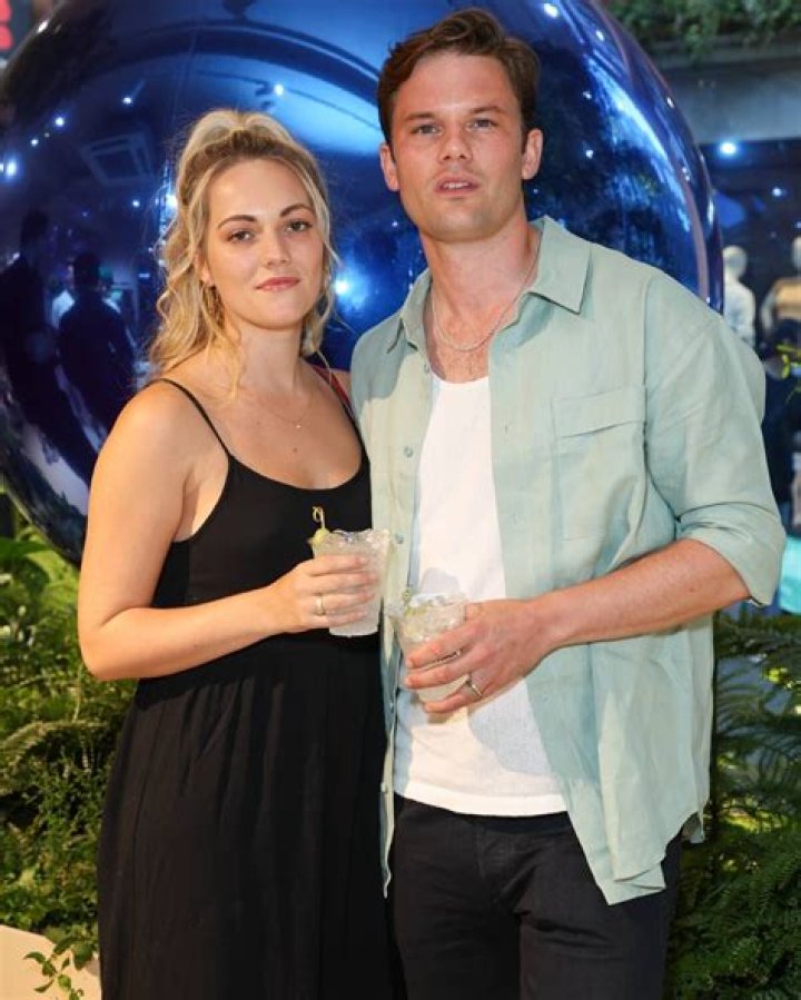Jeremy Irvine’s Girlfriend: Who is Jeremy Irvine Dating?