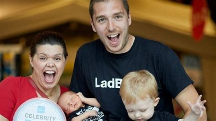 LadBaby’s Girlfriend: Who is LadBaby Dating?