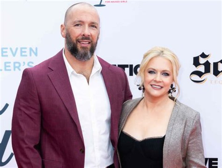 Roxanne Hart’s Husband: Who is Roxanne Hart Dating?