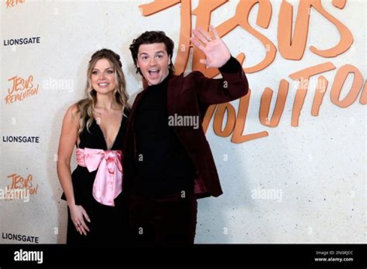 Who is Anna Grace Barlow Dating – Anna Grace Barlow's Husband & Exes