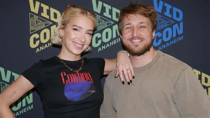 Who is Shayne Topp Dating – Shayne Topp's Girlfriend & Exes